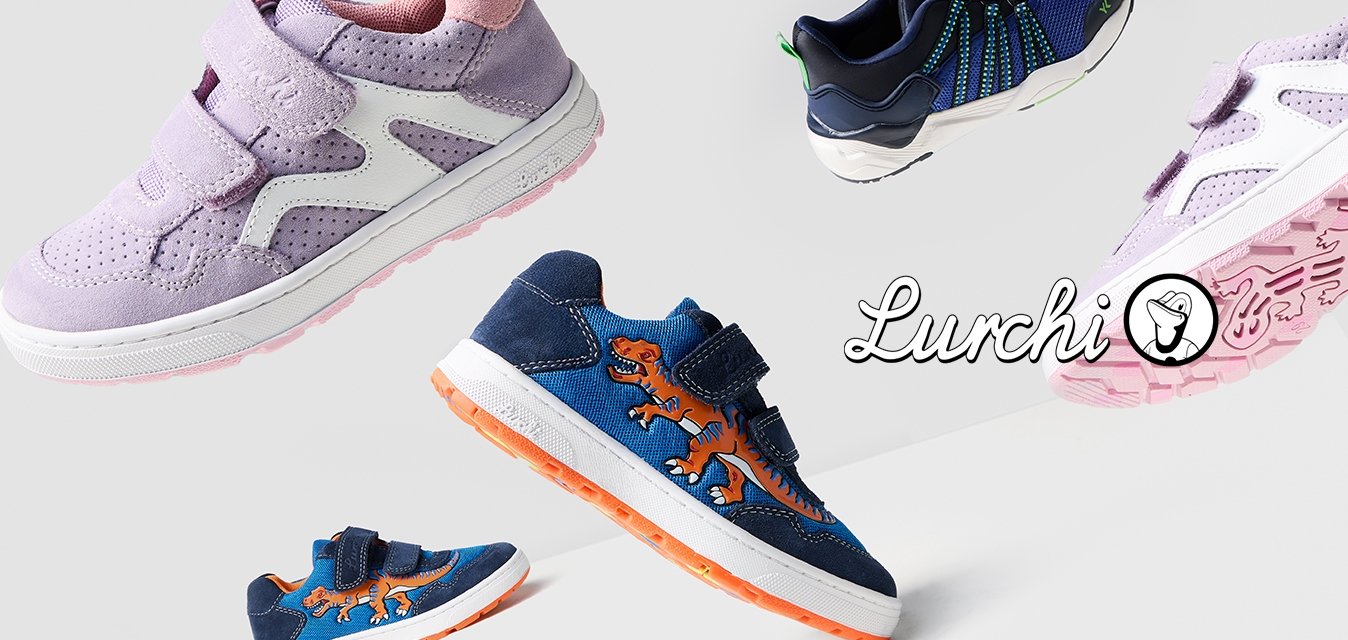 Čtyři páry dětských bot: jedny fialové s růžovými akcenty, jedny námořnické s zelenými detaily, jedny modré s potiskem dinosaurů a jedny s růžovou podrážkou.