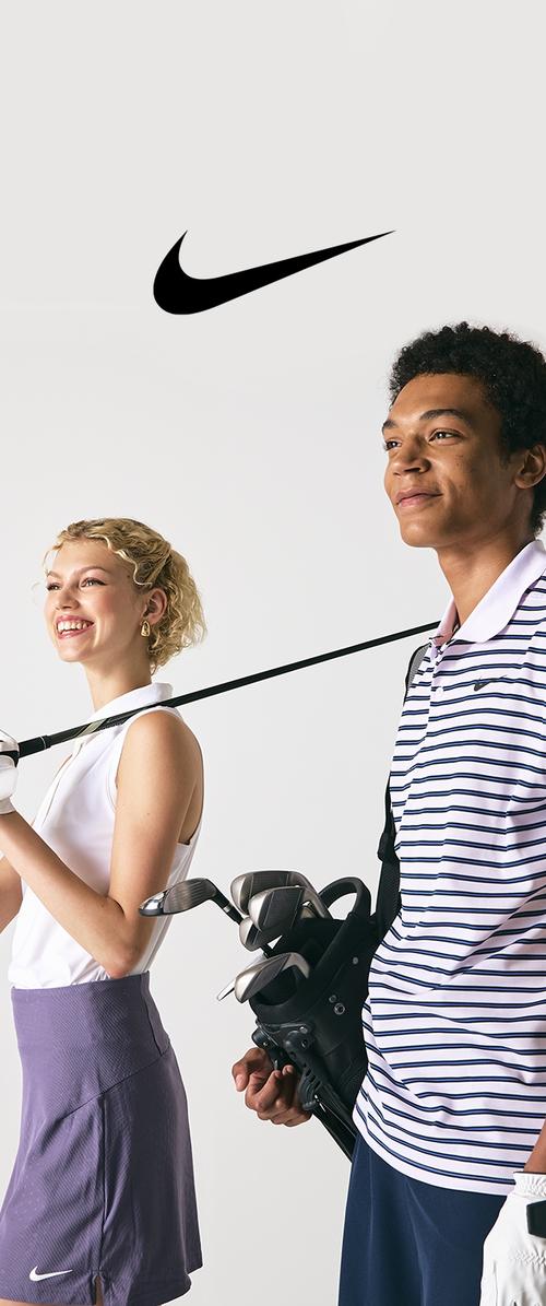 Ein männlicher und eine weibliche Golferin tragen ein weißes Tanktop und einen lila Rock sowie ein gestreiftes Poloshirt, halten Golfschläger und eine Tasche. Auffällige Nike-Logos.