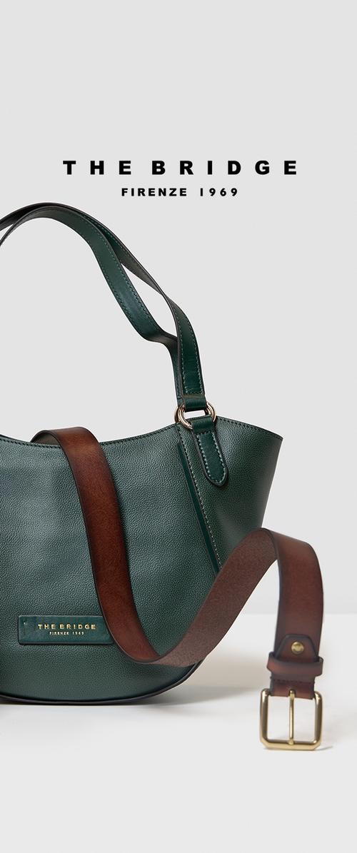 Sac à main en cuir vert avec une finition texturée, une bandoulière marron et des détails en métal doré. Présente une plaque au nom de la marque embossée.