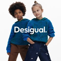 Modré pletené mikiny s kapucí a ribbovanou strukturou, spárované s volnými tmavými džínami se květinovou výšivkou. Béžové slip-on boty.