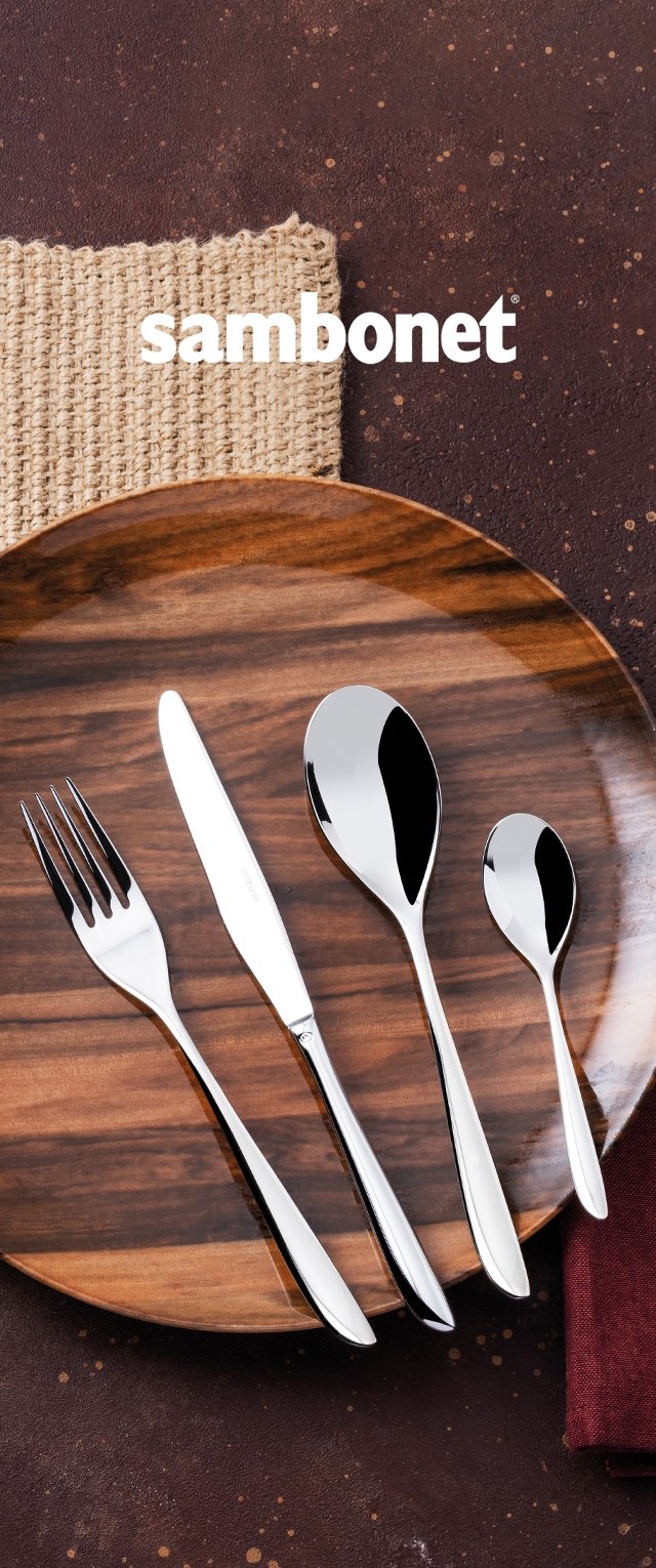 Conjunto de cubiertos de acero inoxidable que incluye un tenedor, un cuchillo y dos cucharas, dispuestos sobre un plato de madera con un mantel de arpillera debajo.