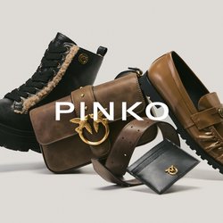 Černé kožené bojové boty s kožešinou, hnědá kožená crossbody taška se zlatým emblémem, hnědé mokasíny, hnědý opasek a malá černá peněženka na světlém pozadí.