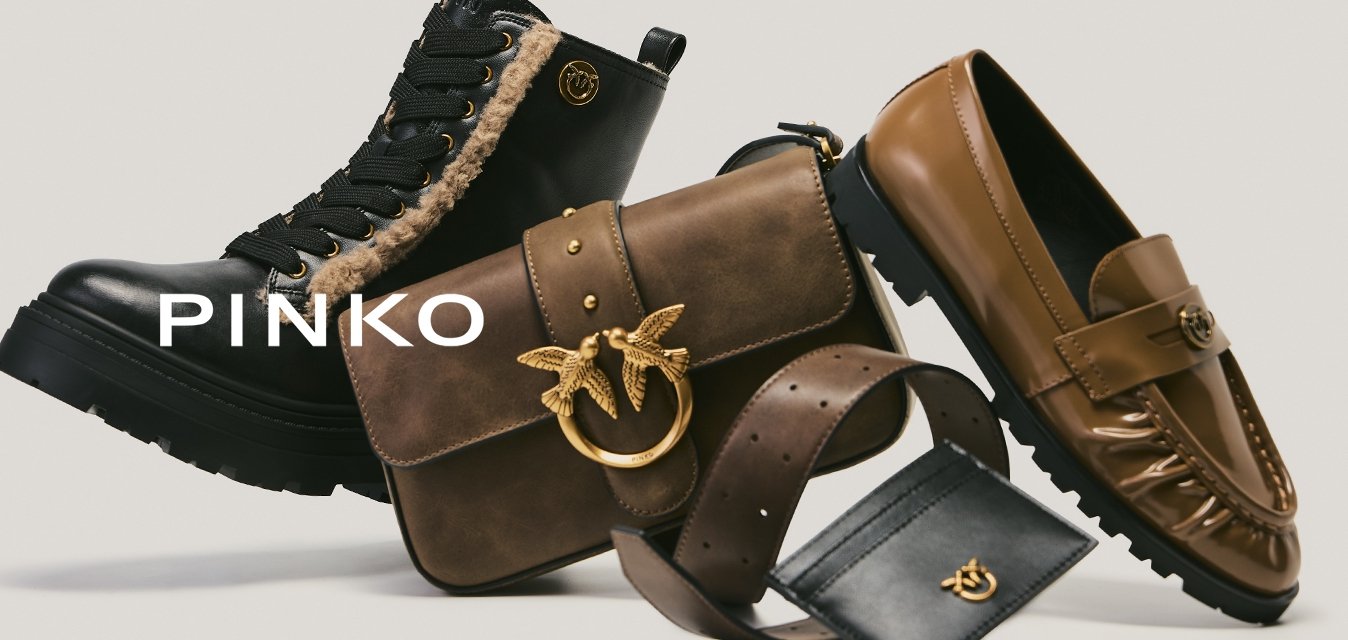 Černé kožené bojové boty s kožešinou, hnědá kožená crossbody taška se zlatým emblémem, hnědé mokasíny, hnědý opasek a malá černá peněženka na světlém pozadí.