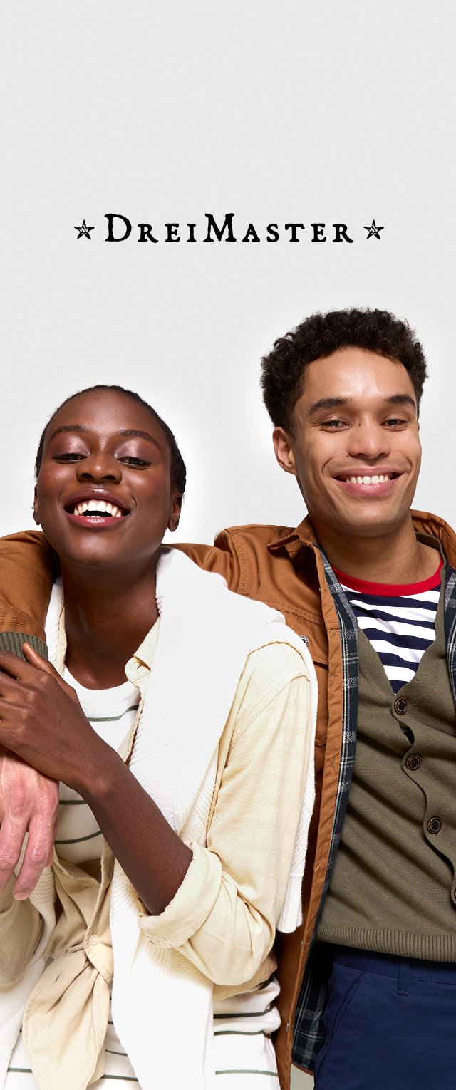 Deux modèles se tiennent côte à côte. L'un porte une chemise à carreaux beige par-dessus un haut rayé ; l'autre porte un cardigan vert par-dessus une chemise rayée rouge.