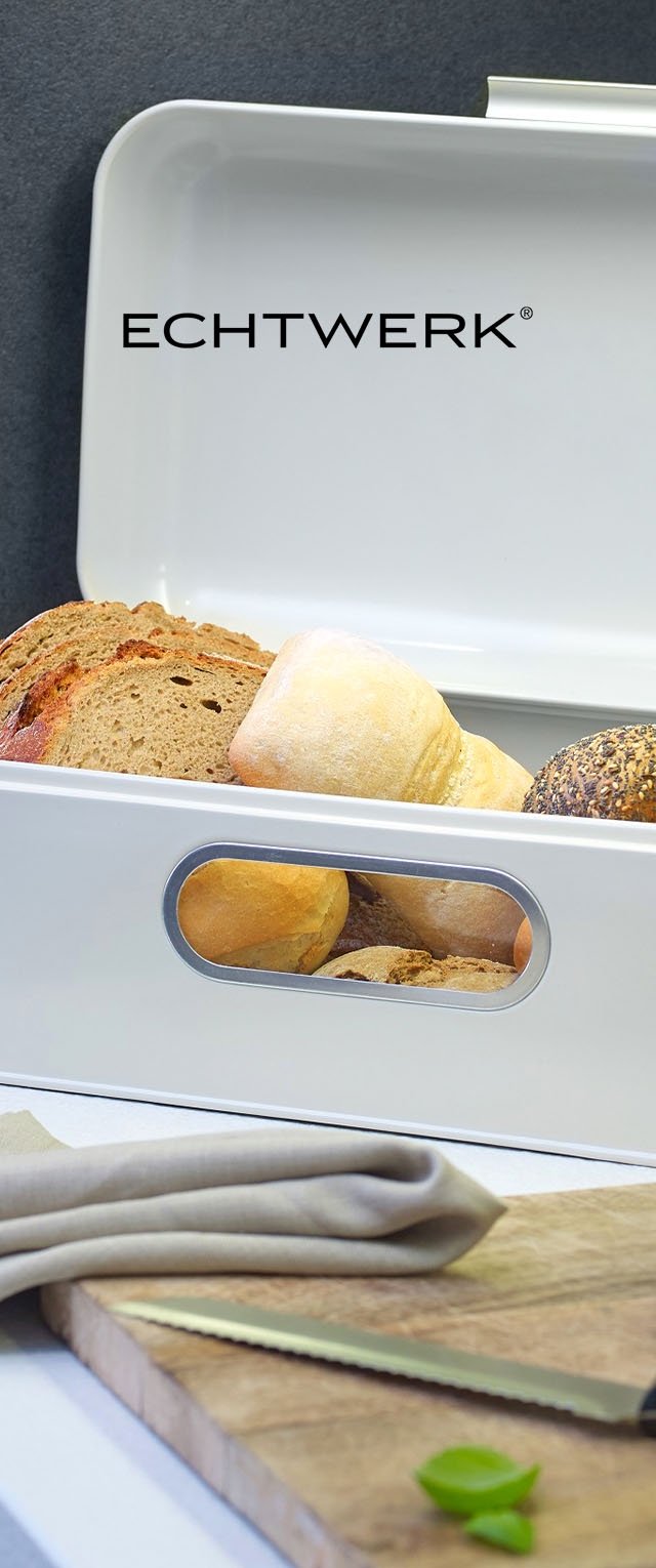 Weiße Echtwerk-Brotbox geöffnet mit verschiedenen Brötchen und Brotscheiben, auf einem Tisch mit einer gefalteten Serviette und einem Brotmesser daneben platziert.