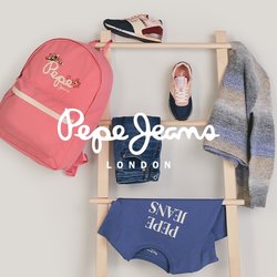 Dřevěný žebřík s růžovým batohem, modrými džínami, tmavě modrou mikinou, šedým pruhovaným svetrem a dvěma páry tenisek opřený o jednobarevnou stěnu.