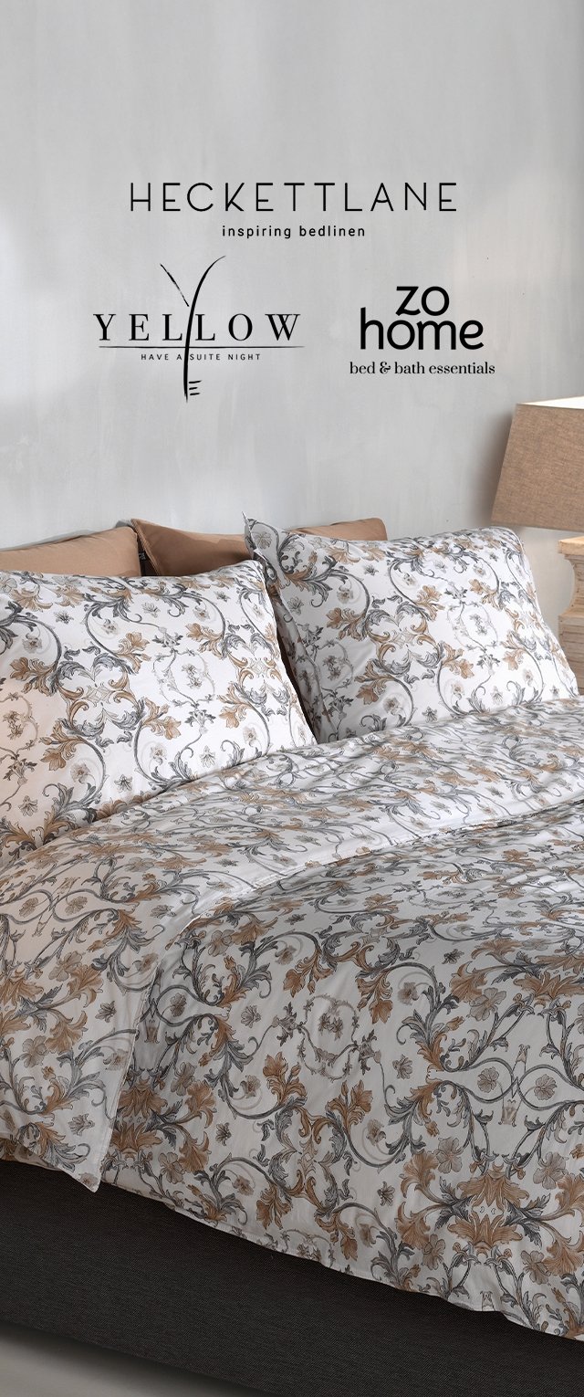 Juego de ropa de cama con patrón floral que presenta una tela blanca con detalles en gris y dorado. Incluye dos fundas de almohada y una sábana plana, textura suave.