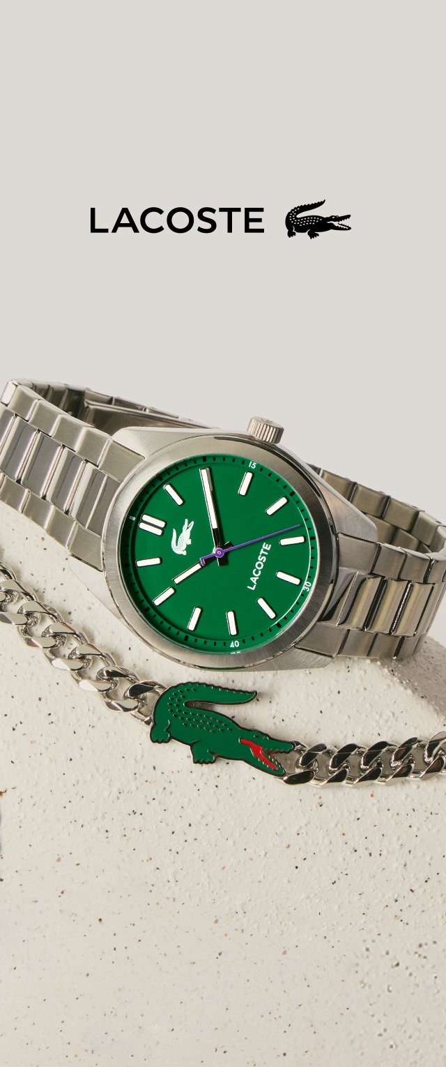 Reloj Lacoste verde con correa de acero inoxidable, con esfera redonda, marcadores de hora blancos y logo. Acompañado de una pulsera con dijes de cocodrilo verde.