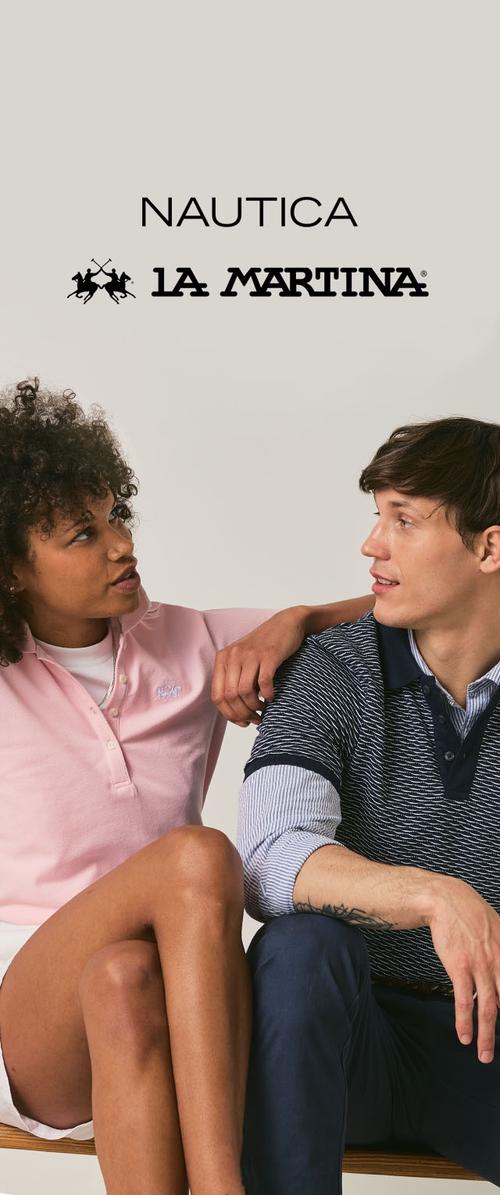 Vrouw in roze poloshirt en witte short praat met man in gestreepte polo met opgerolde mouwen, zittend naast elkaar tegen een witte achtergrond.