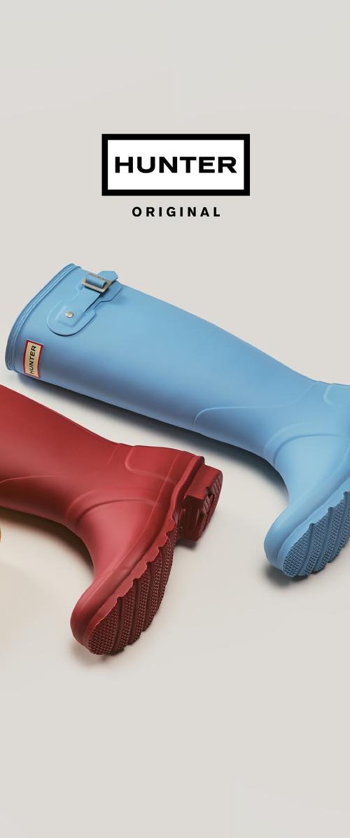Deux bottes en caoutchouc hautes, une rouge et une bleue, avec des étiquettes "Hunter", placées sur un fond clair sous le logo "Hunter Original".