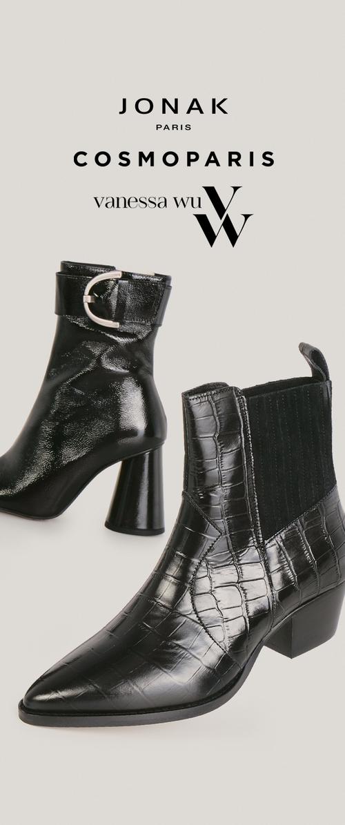 Bottes noires pour femme à cheville avec un bout pointu et un motif croco texturé. Dotées d'un talon bloc, d'un côté élastique et d'un accent boucle sur une sangle.
