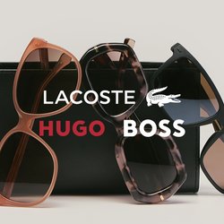 Tři páry slunečních brýlí v různých stylech a barvách opřené o černý obdélníkový obal na jednobarevném pozadí.