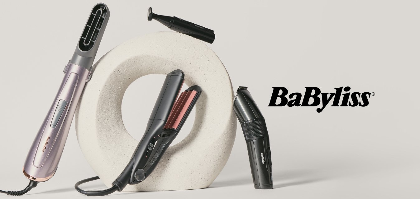 Dva elektrické nástroje na úpravu vlasů, žehlička a horký kartáč, uspořádané kolem bílé kruhové sochy na světlém pozadí.