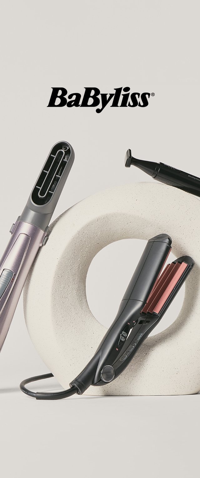 Tres herramientas para peinar el cabello: una plancha rosa y gris, un rizador negro y una tenaza negra, dispuestas sobre una estructura clara y redondeada.