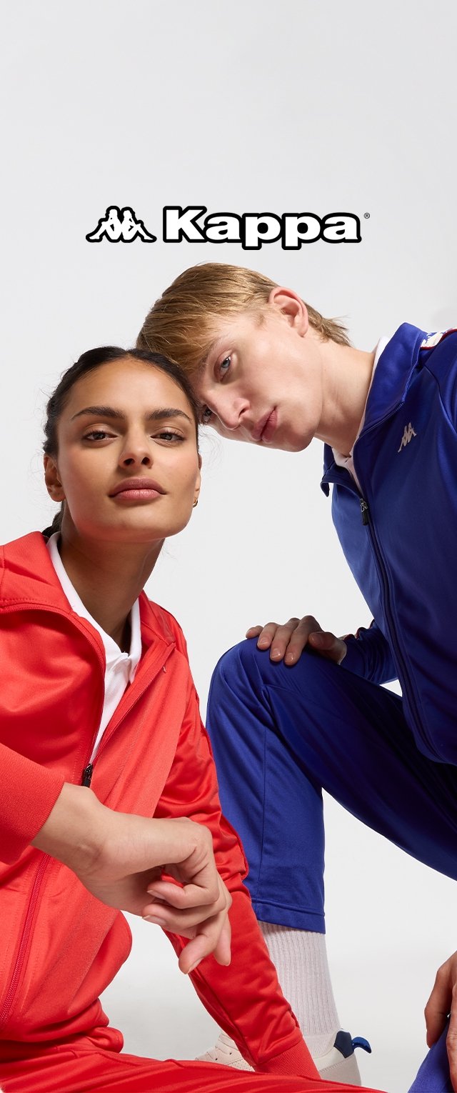 Chándales Kappa en rojo y azul con chaquetas con cremallera. El chándal rojo cuenta con un cuello blanco, mientras que el azul tiene detalles blancos.