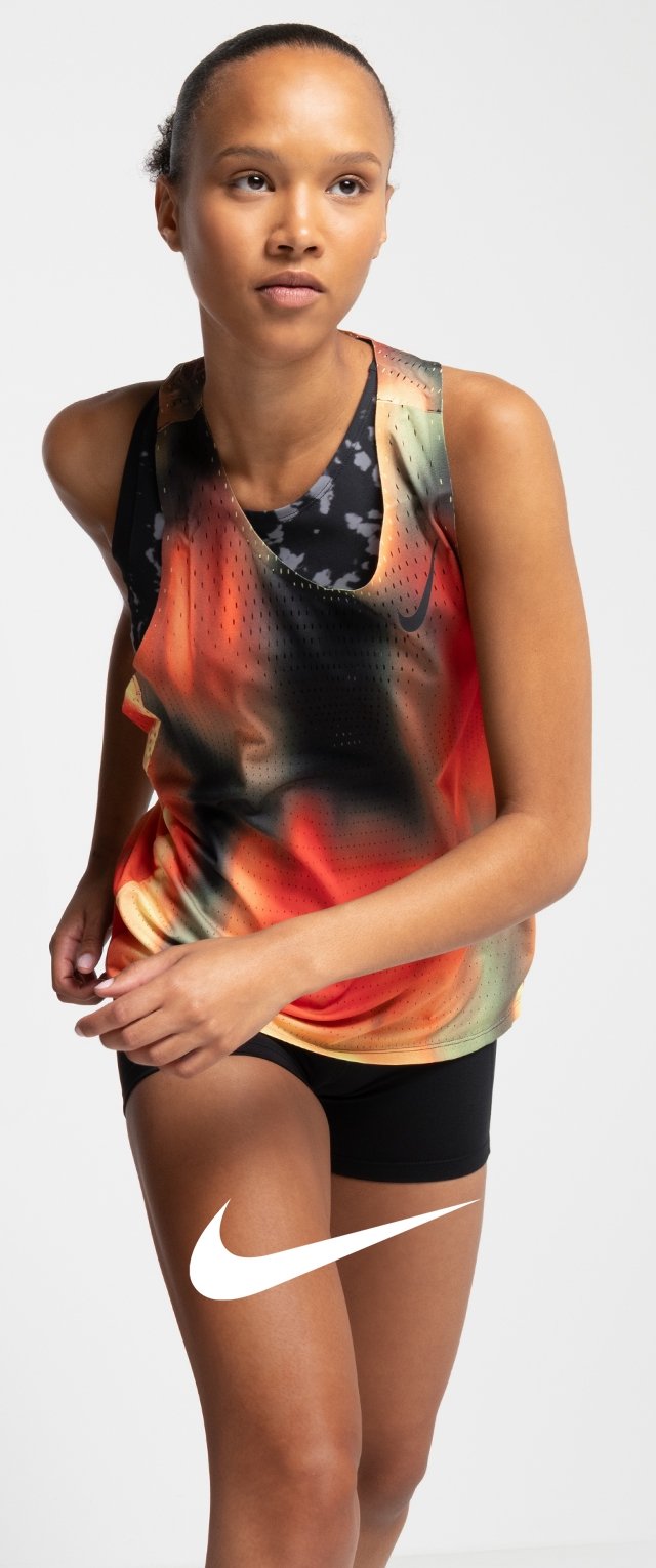 Ärmelloses, mehrfarbiges Sporttanktop mit einem Farbverlauf von Orange zu Schwarz. Verfügt über ein perforiertes Design und ein schwarzes Logo. Schwarze Shorts.