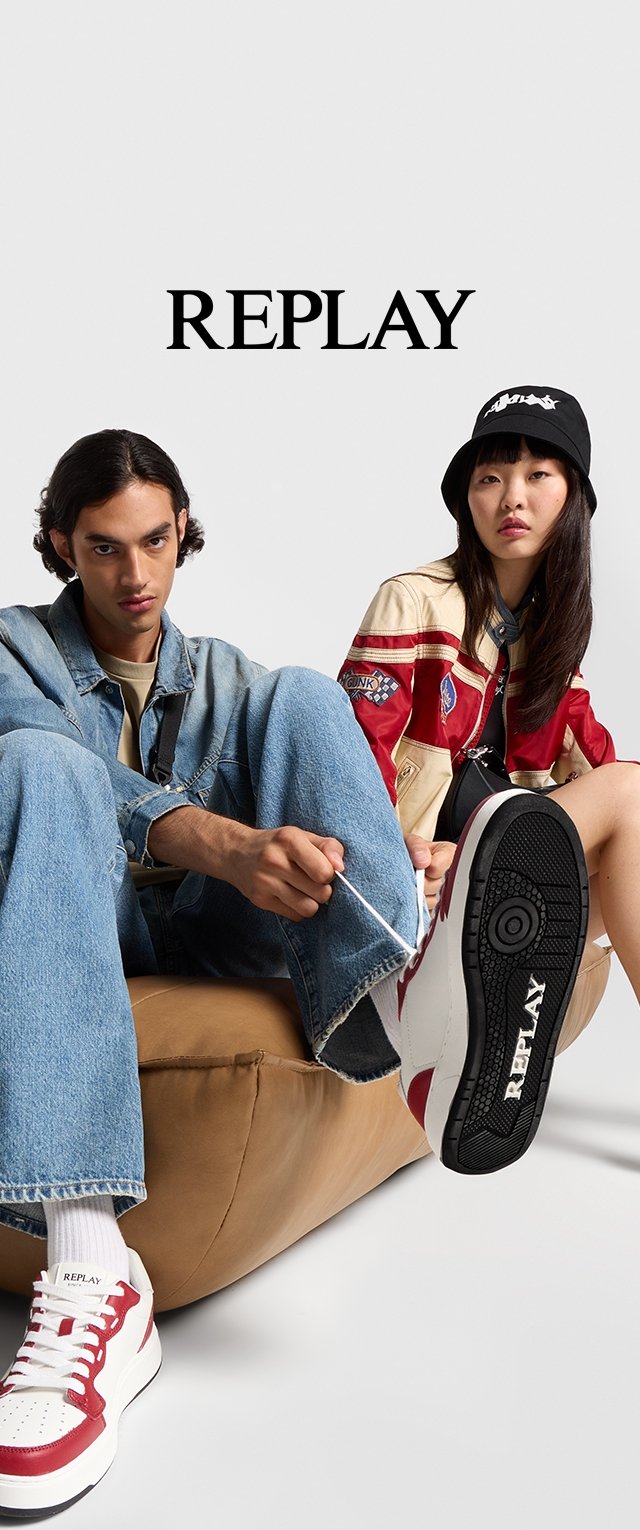 Sneakers met een witte body, rode accenten en een gestructureerde zwarte zool. Draagt met losse denim en een kleurrijke jas. Casual en hedendaags ontwerp.