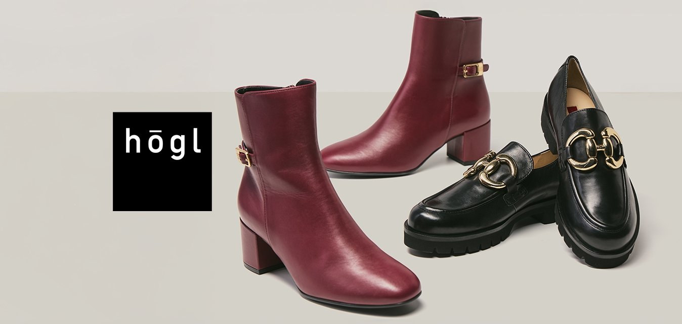 Pár bourgových kotníkových bot s blokovými podpatky a pár černých kožených mokasín s detaily zlatého spony na neutrálním pozadí.