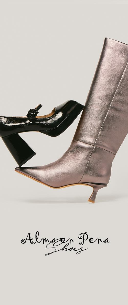 Zapato bajo de charol negro con adorno junto a una bota plateada metálica hasta la rodilla, con punta afilada y tacón kitten.