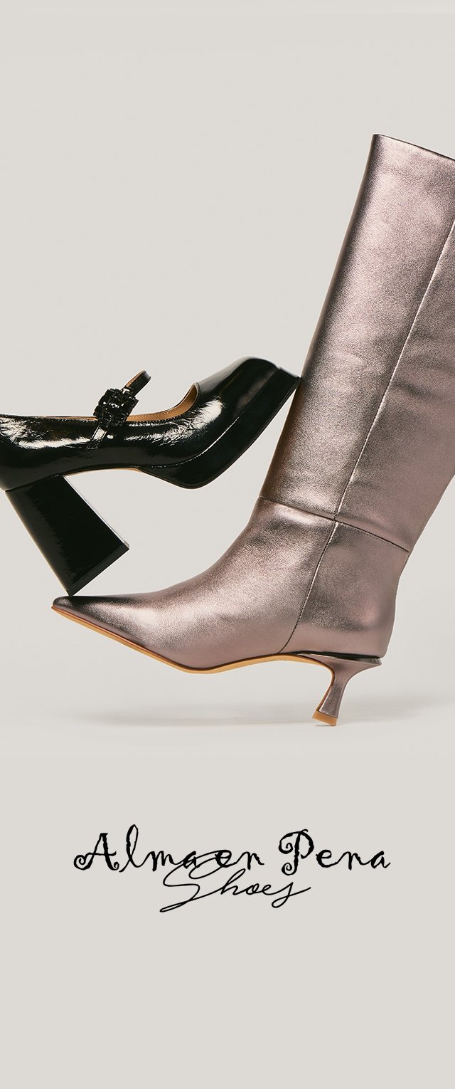 Zapato bajo de charol negro con adorno junto a una bota plateada metálica hasta la rodilla, con punta afilada y tacón kitten.