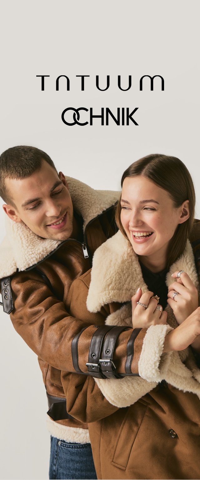 Chaqueta de ante marrón con interior de borrego crema suave, con tirantes y hebillas de cuero en las mangas, combinada con jeans azules.