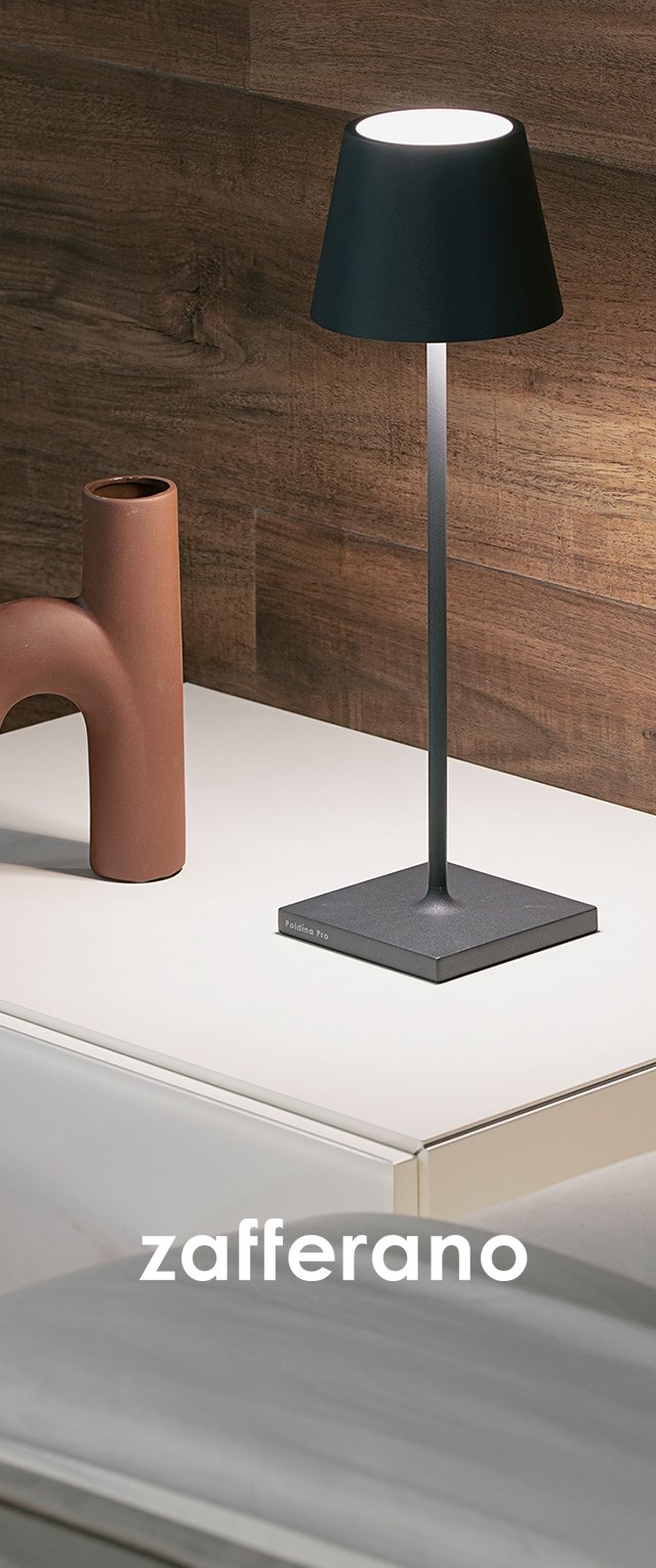 Tischlampe mit einem mattschwarzen Schirm, einem metallic grauen Ständer und einem quadratischen Sockel. Darum ist eine braune Keramikvase auf einer weißen Oberfläche.