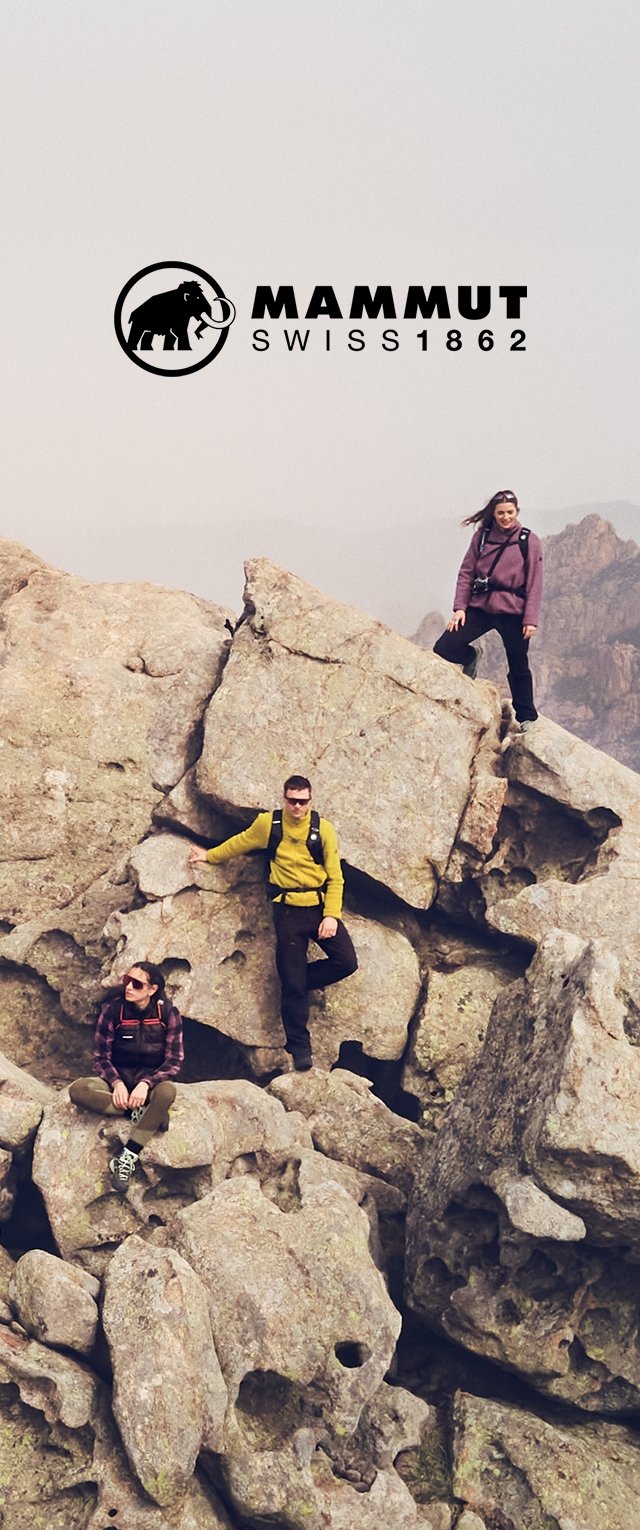 Tre individui stanno scalando un terreno roccioso. Uno indossa un giacca gialla brillante, un altro una camicia a quadri e il terzo un maglione viola.