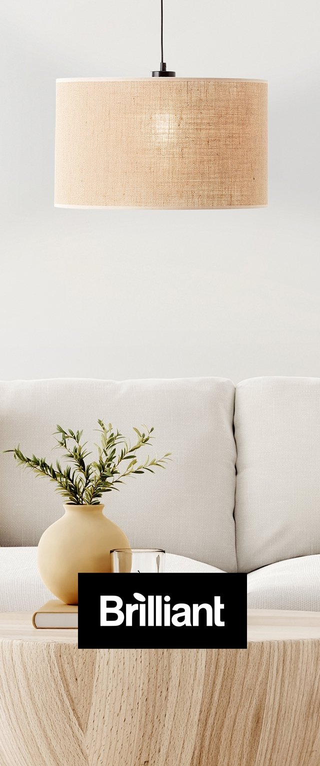 Beige gewebte Pendelleuchte mit zylindrischer Form. Verfügt über ein schwarzes Aufhängerseil. Holztisch und beiger Vase mit Grünpflanzen in der Nähe.