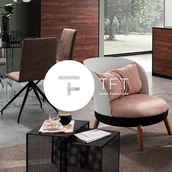 Moderní obývací pokoj s proskleným jídelním stolem a hnědými čalouněnými židlemi, dřevěným kredencem a akcentačním křeslem s měkkým polštářem.