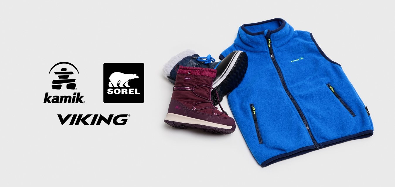 Modrý fleecový vest s předním zipem a dvěma bočními kapsami, spárovaný s tmavě červenými sněhovými botami s kožichem faux a černými podrážkami.