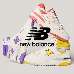 Tři tenisky New Balance v bílé barvě s fialovými, červenými a žlutými akcenty uspořádané do trojúhelníkové formace na světlém pozadí.