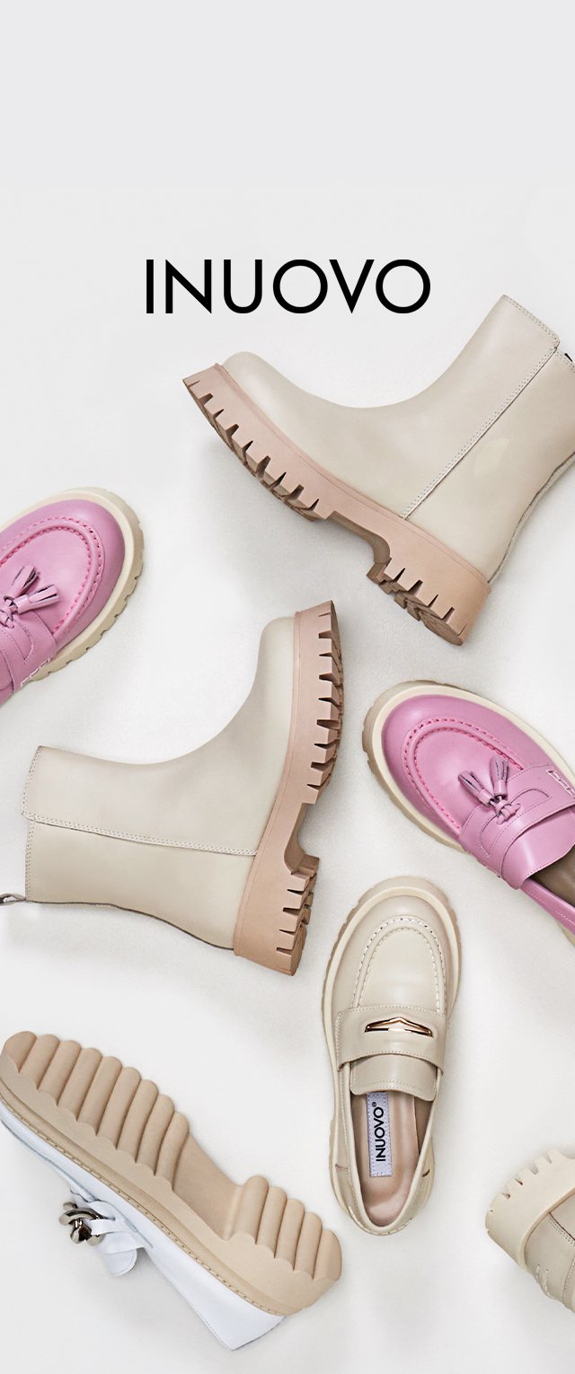 Samling af fodtøj inkluderer cremefarvede gummistøvler til anklerne, pink loafers og beige slip-ons med teksturerede såler og metalliske detaljer.