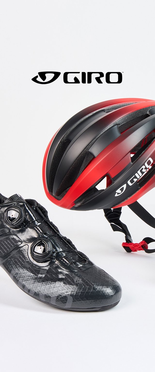 Casco de ciclismo Giro en rojo y negro combinado con una zapatilla de ciclismo Giro negra y brillante que cuenta con dos diales BOA, todo ello sobre un fondo blanco.
