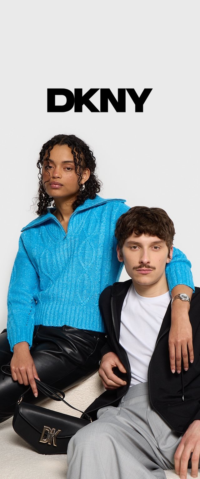 Jersey de punto azul, pantalones de cuero negros y chaqueta negra con cremallera. El fondo es de color gris claro. Logo de DKNY mostrado arriba.