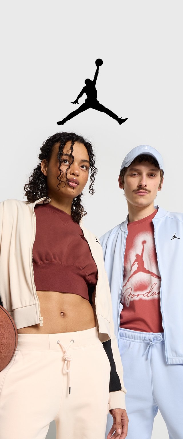 Los atletas llevan ropa deportiva: una chaqueta con cremallera de color beige claro, un top corto de color burdeos, una chaqueta con cremallera de color azul claro y una camiseta gráfica con estampado; un balón de baloncesto se sostiene en primer plano.