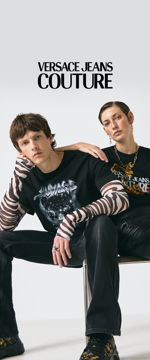 Camisetas negras con estampados gráficos vibrantes, camisetas de manga larga a rayas de cebra, jeans oscuros y zapatillas con patrones. Accesorios con detalles en dorado.