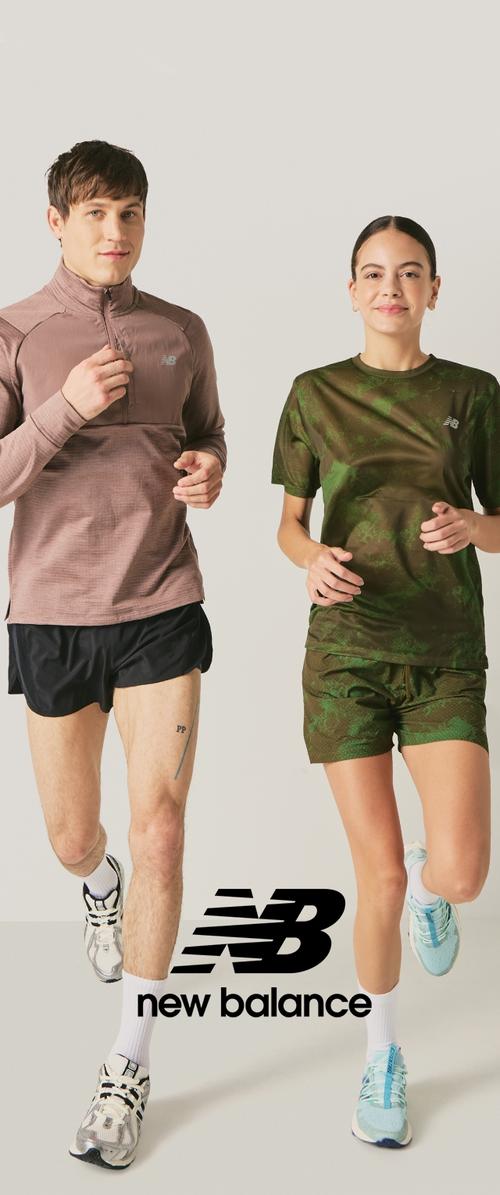 Man en vrouw joggen binnenshuis, gekleed in New Balance sportkleding en sneakers, met het New Balance-logo onder hen op een lichte achtergrond.