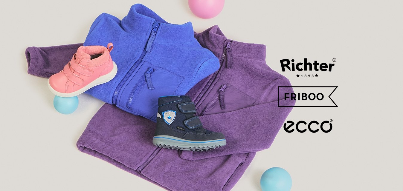 Dvě dětské fleecové bundy, jedna fialová a jedna modrá, s růžovými a námořnicky modrými teniskami a třemi malými barevnými míčky na světlém pozadí.