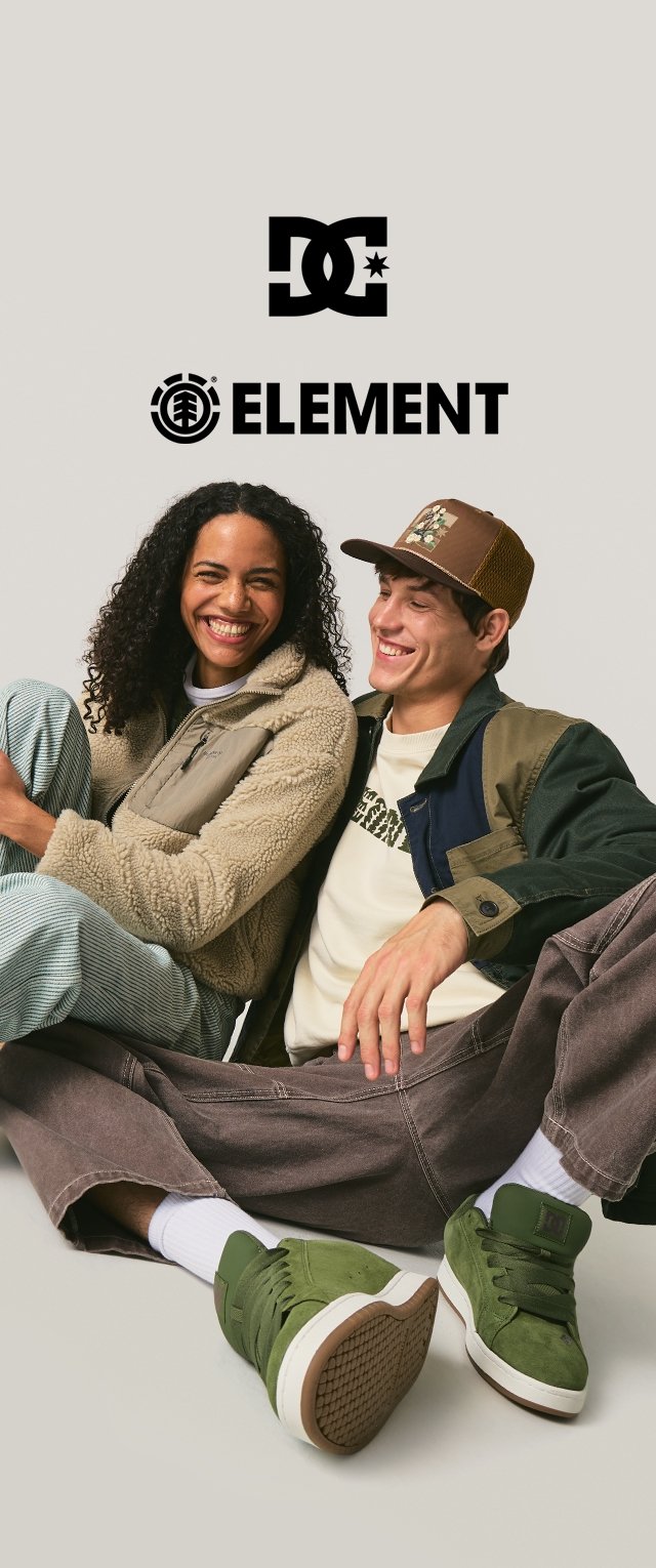 Zielone sneakersy typu high-top z detalami zamszowymi i teksturowanymi, w połączeniu z casualową odzieżą, w tym jasnokolorową kurtką z polaru i ciemnymi spodniami.