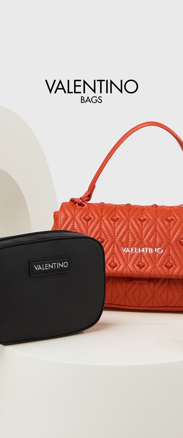 Oranges, gesteppte Lederhandtasche mit kurzem Griff, neben einer schwarzen, strukturierten rechteckigen Tasche mit einem LOGO-Patch. Beide mit dem Etikett "Valentino".