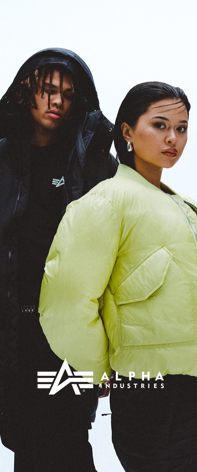 Czarna kurtka puchowa z kapturem i teksturowaną powierzchnią po lewej; jasnobiała kurtka puchowa z kieszeniami i gładkim wykończeniem po prawej.