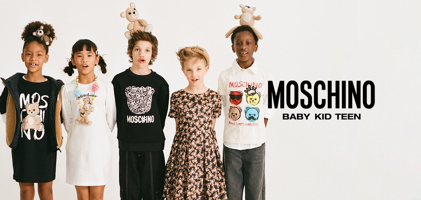 Pět dětí oblečených v oblečení Moschino stojí vedle sebe v řadě, každé má na hlavě nebo na oblečení medvídkový doplněk.