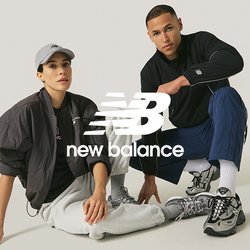 Žena v šedé čepici, černé bundě a šedých teplácích sedí vedle muže v černé bundě a modrých kalhotách, oba mají na nohou šedé tenisky na jednobarevném pozadí.