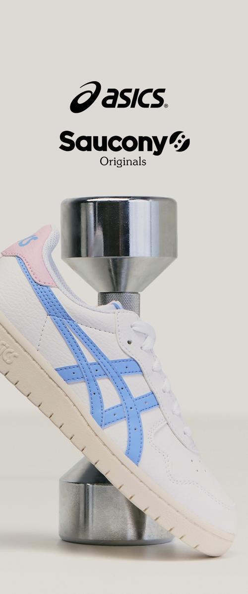 Zapatilla blanca con rayas azules y detalle rosa en el talón descansando sobre una pesa plateada, con los logotipos de Asics y Saucony Originals arriba.