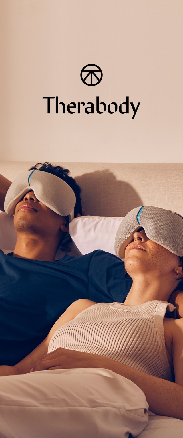 Deux personnes allongées portant des masseurs oculaires Therabody gris, se détendant les yeux couverts, avec le logo Therabody au-dessus d'eux.