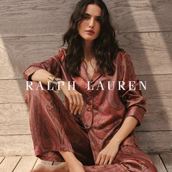 Červený saténový pyžamový set s paisley vzorem, zapínáním na knoflíky vpředu, dlouhými rukávy a volným střihem, doplněný jednoduchým náramkem s manžetou, na dřevěné terase.