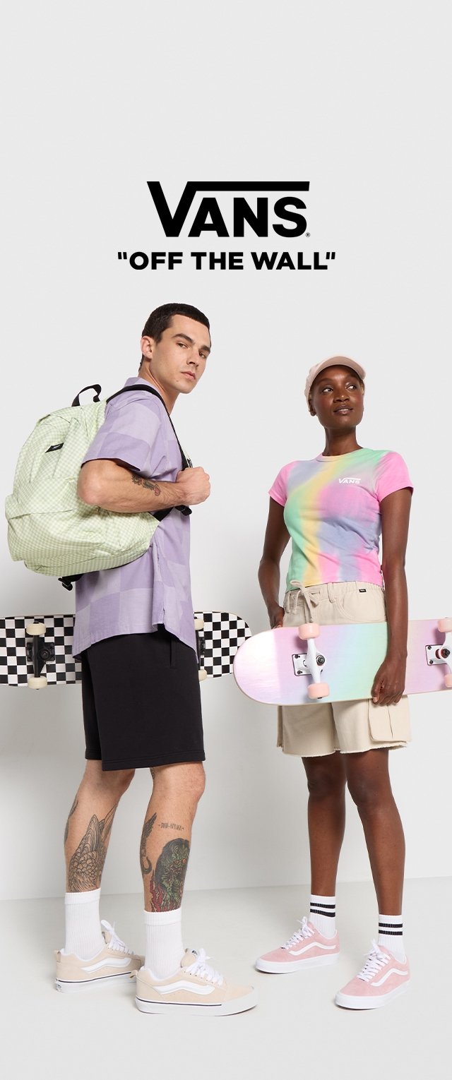 Vans ryggsäck i grön rutat mönster, lila tröja, t-shirt med rosa gradient, beige shorts och pastellfärgade skateboards med vita och rosa skor.