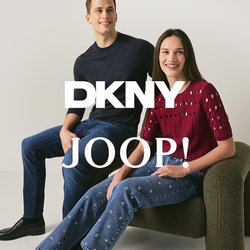 Mladý muž v černém svetru a džínách a žena v červeném topu a ozdobených džínách sedící na moderní texturované židli u bílé zdi.