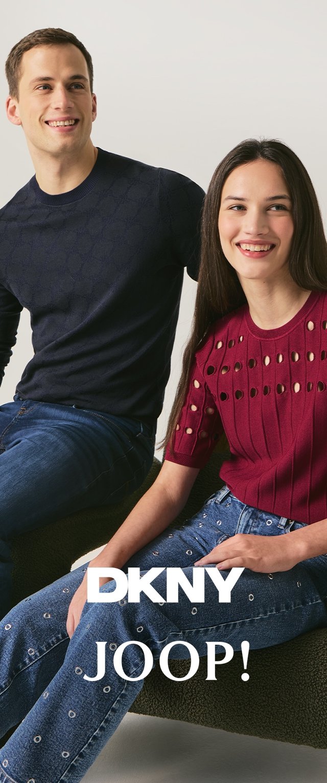 Twee modellen dragen DKNY-kleding: een donker textuurtrui en een rood shirt met ronde uitsparingen, gecombineerd met blauwe jeans met oogjesdetails.