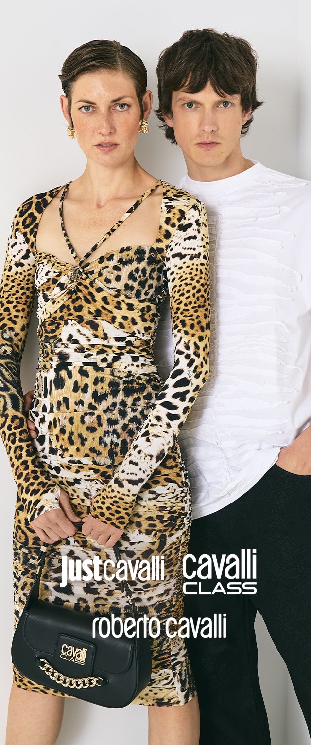 Leopardprint-Kleid mit langen Ärmeln, figurbetontem Schnitt und gedrehter Detail. Das Model hält eine schwarze Handtasche mit einer goldenen Kette. Weißes Hemd im Hintergrund.